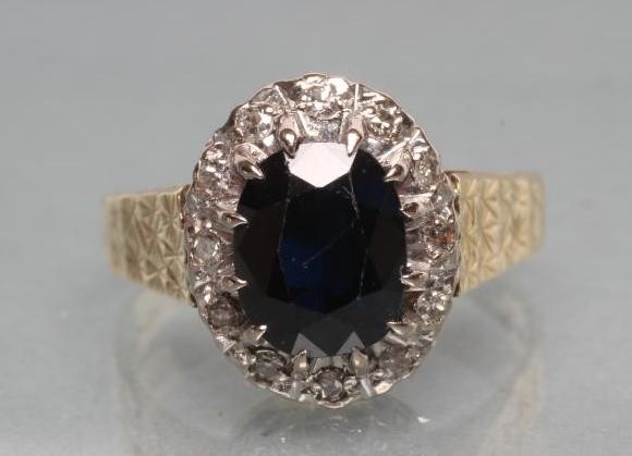 A SAPPHIRE AND DIAMOND CLUSTER RING Image