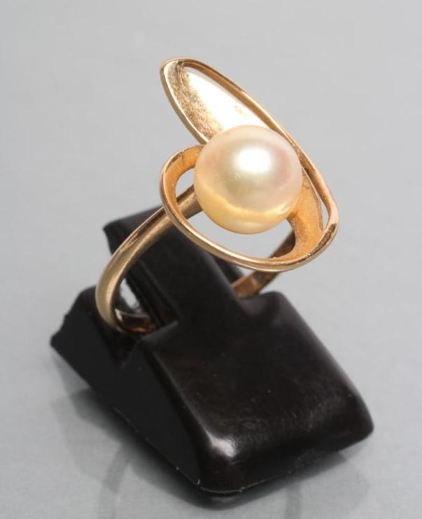 A PEARL COCKTAIL RING Image