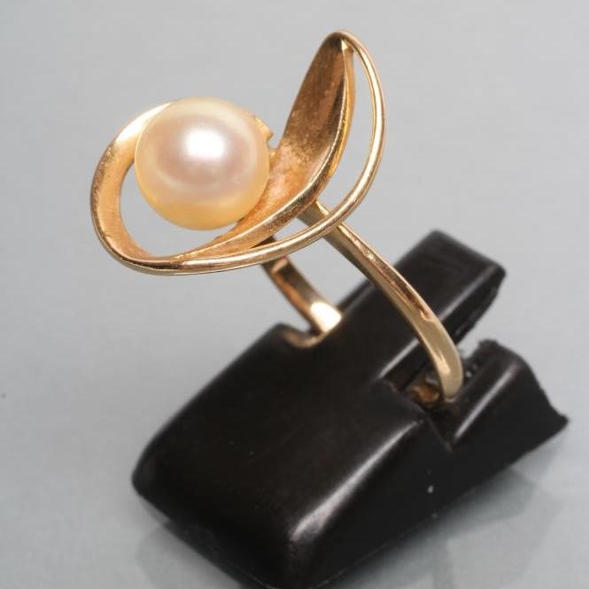 A PEARL COCKTAIL RING Image