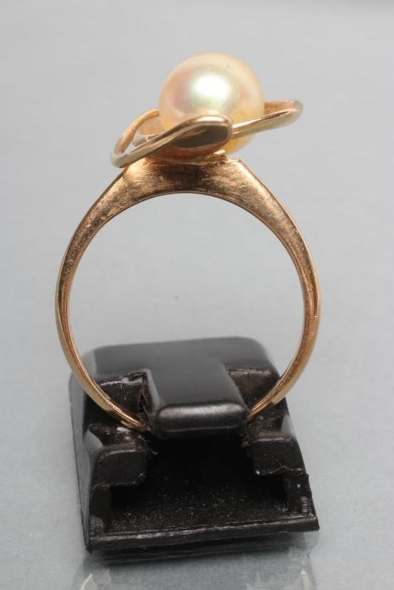 A PEARL COCKTAIL RING Image