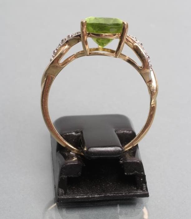 A PERIDOT DRESS RING Image
