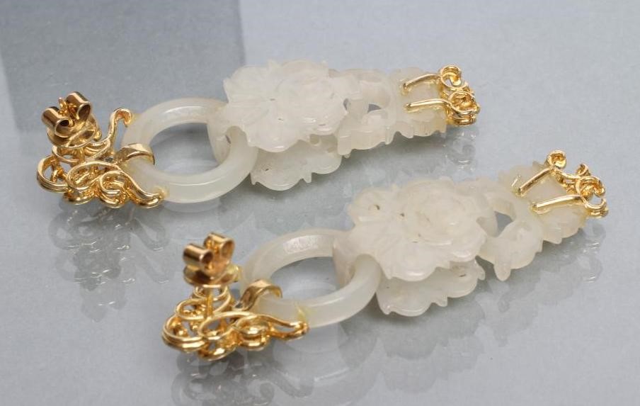 A PAIR OF CHINESE JADE EAR DROPS Image