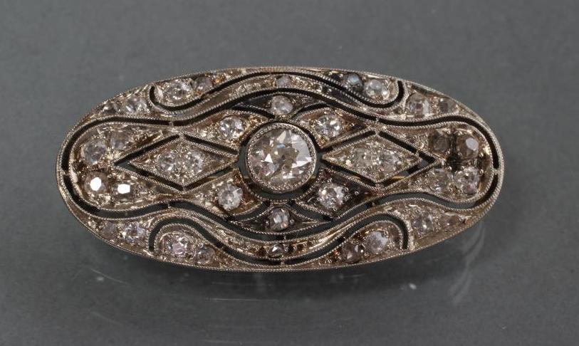 A DIAMOND BROOCH Image