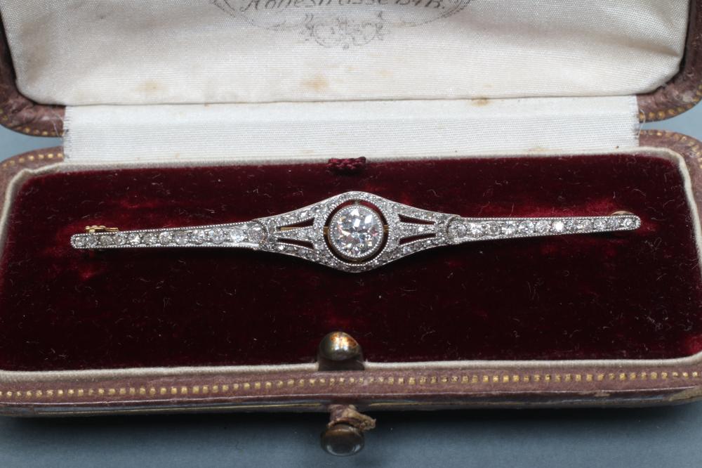 A DIAMOND PROPELLER BROOCH Image