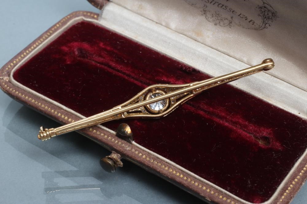 A DIAMOND PROPELLER BROOCH Image