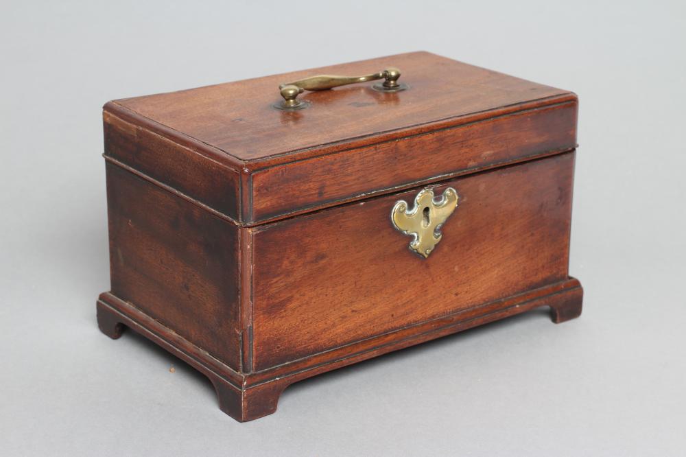 A GEORGIAN MAHOGANY TEA CHEST Image