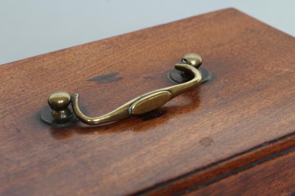 A GEORGIAN MAHOGANY TEA CHEST Image