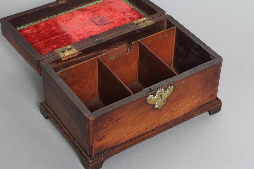 A GEORGIAN MAHOGANY TEA CHEST Image