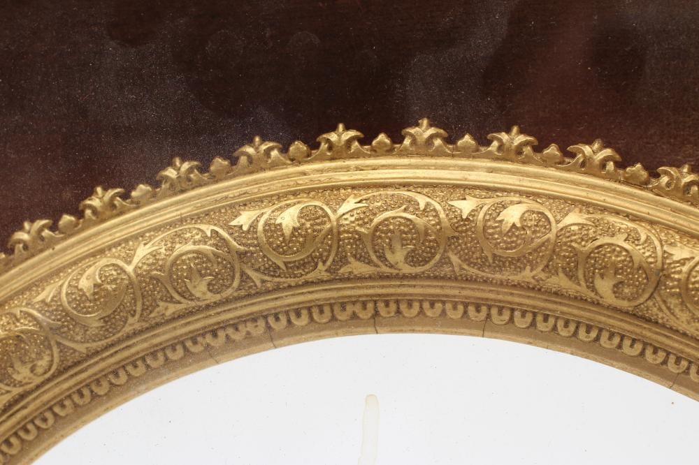 A VICTORIAN GILT WOOD OVAL FRAME Image