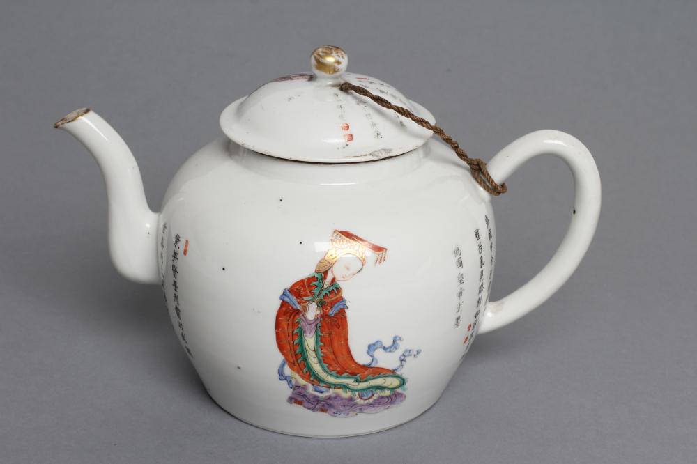 A CHINESE PORCELAIN TEAPOT AND COVER of rounded cylindrical form Image