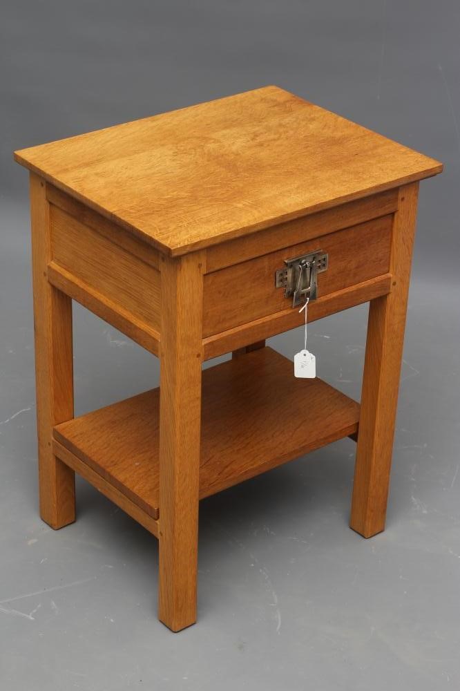 A NIGEL DIXON OAK HALL TABLE AND MIRROR Image