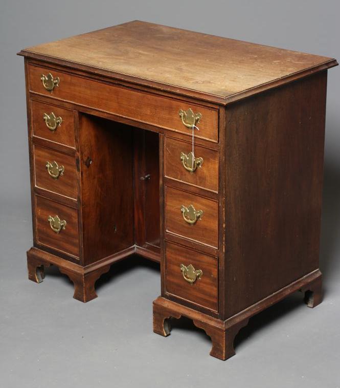A GEORGIAN MAHOGANY KNEEHOLE DRESSING TABLE/DESK Image