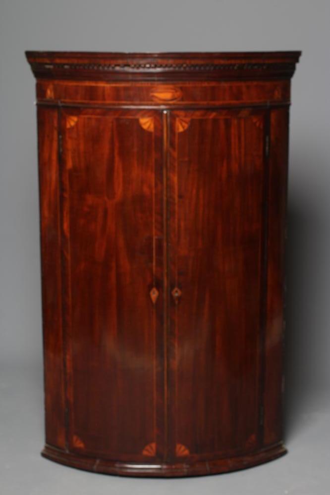 A GEORGIAN MAHOGANY CORNER CUPBOARD Image