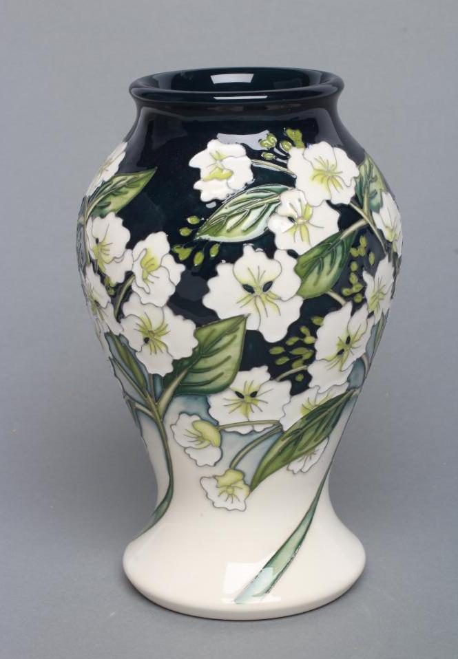 A MOORCROFT POTTERY CHELSEA'S CHOICE PATTERN VASE Image