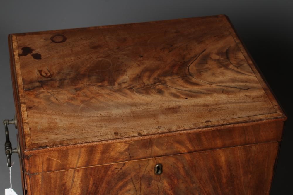 A GEORGIAN MAHOGANY CELLARETTE Image