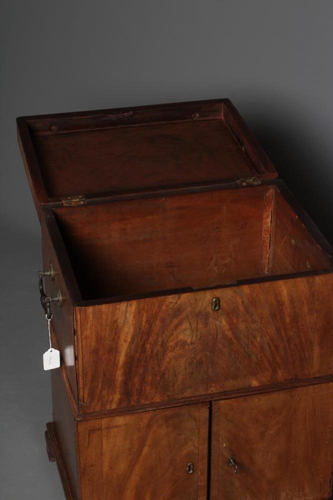 A GEORGIAN MAHOGANY CELLARETTE Image