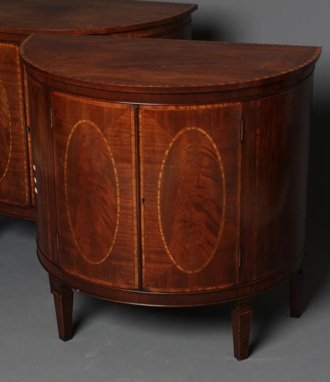 A PAIR OF GEORGIAN DESIGN MAHOGANY COMMODES Image