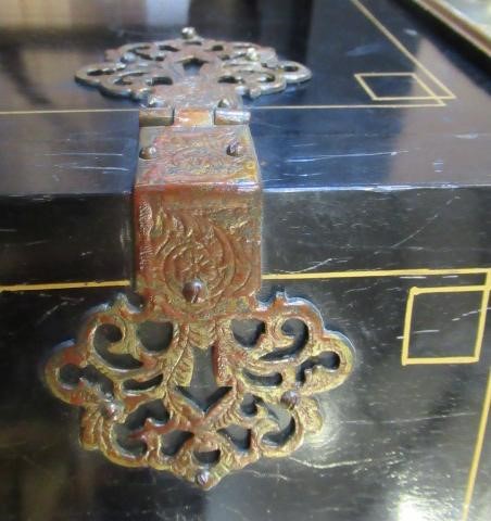 A BLACK LACQUERED CHINOISERIE PART BEDROOM SUITE Image