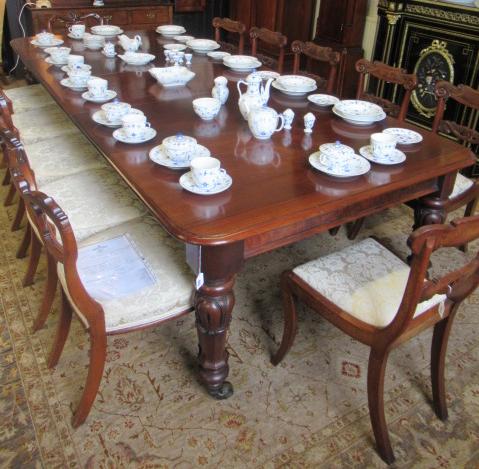 A WILLIAM IV MAHOGANY EXTENDING DINING TABLE Image