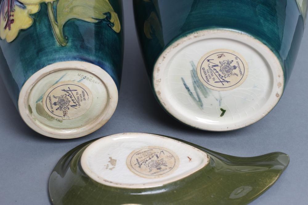 A MOORCROFT POTTERY HIBISCUS PATTERN VASE Image