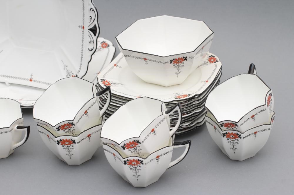 AN ART DECO SHELLEY CHINA TEA SERVICE in Queen Anne shape Image