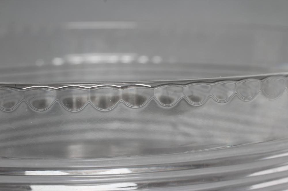 A LARGE GLASS ICE BUCKET Image
