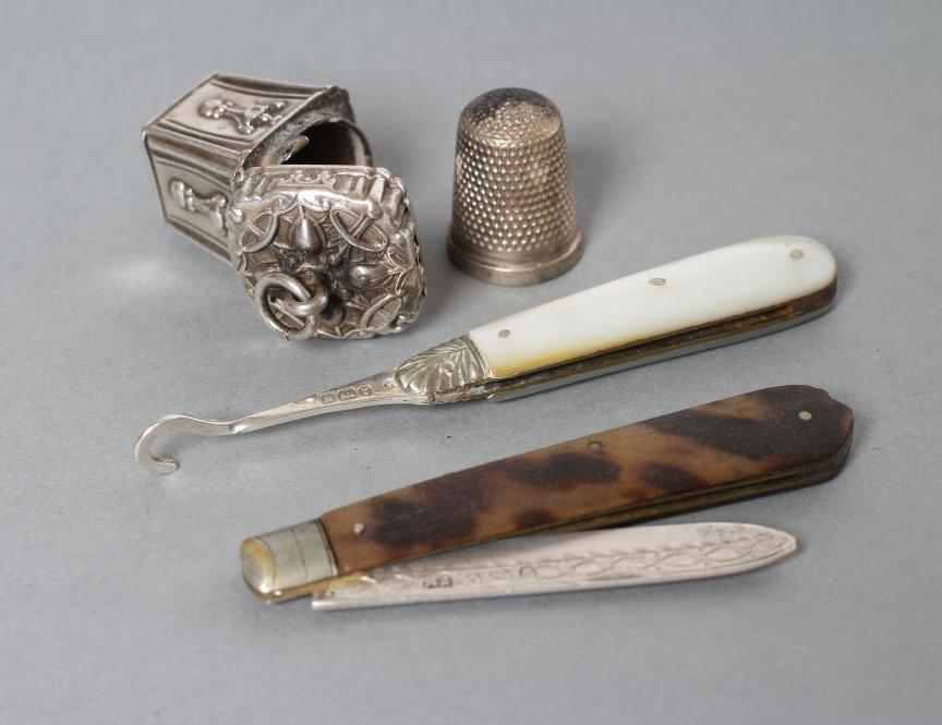 A MID VICTORIAN SILVER THIMBLE HOLDER Image