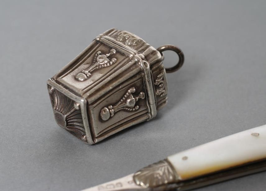 A MID VICTORIAN SILVER THIMBLE HOLDER Image
