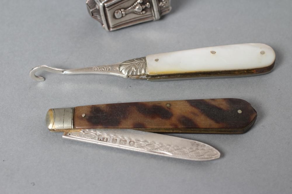 A MID VICTORIAN SILVER THIMBLE HOLDER Image