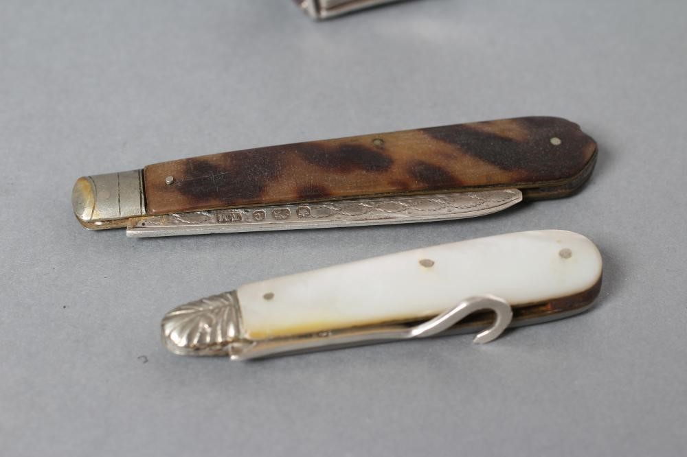 A MID VICTORIAN SILVER THIMBLE HOLDER Image