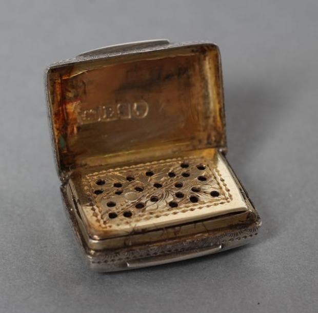 AN EARLY VICTORIAN SILVER SMALL VINAIGRETTE Image