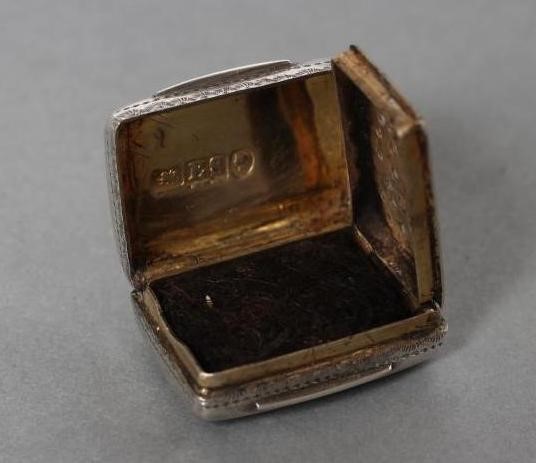 AN EARLY VICTORIAN SILVER SMALL VINAIGRETTE Image