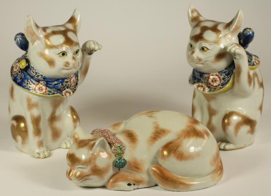 A PAIR OF JAPANESE PORCELAIN CATS Image