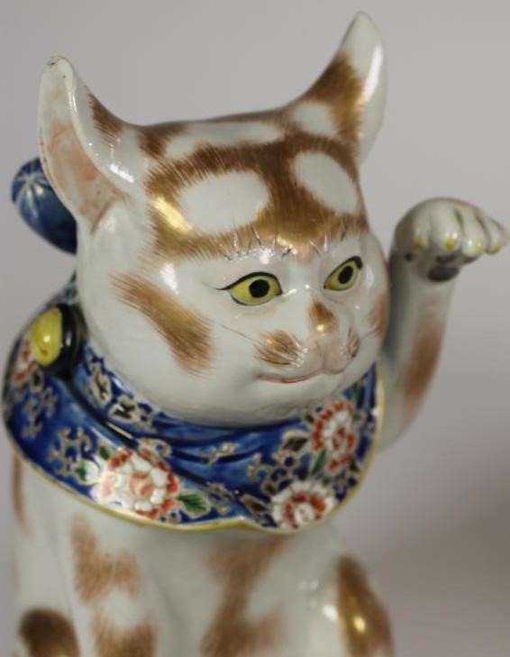 A PAIR OF JAPANESE PORCELAIN CATS Image