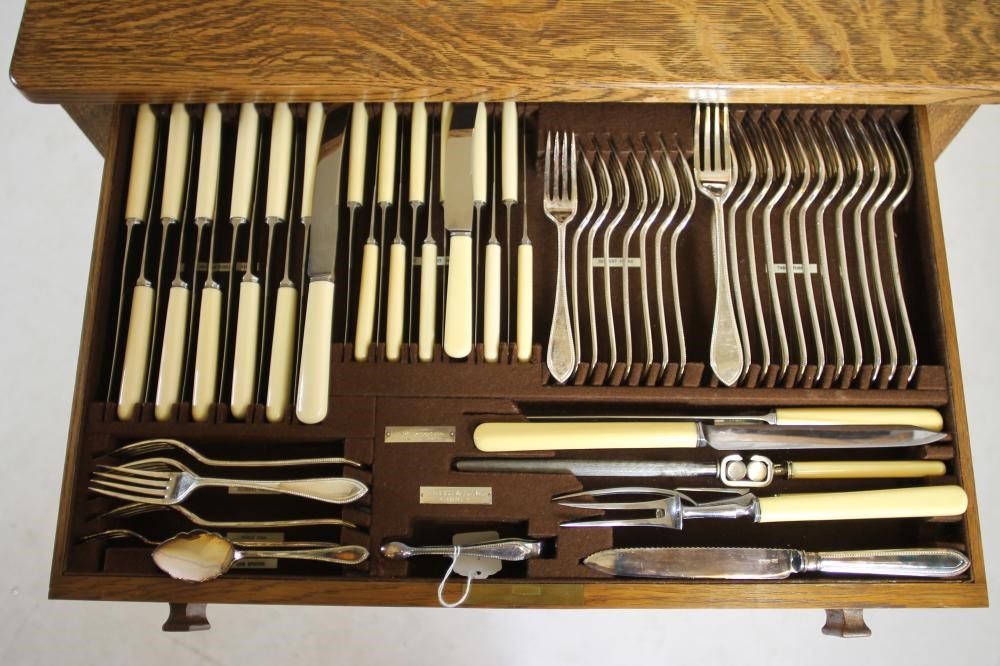 AN ART DECO SILVER PLATED TABLE SERVICE Image