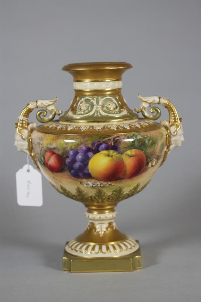 A ROYAL WORCESTER CHINA VASE Image