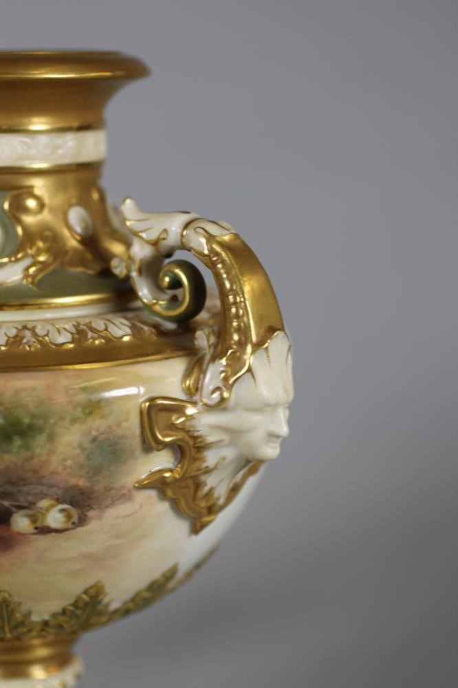 A ROYAL WORCESTER CHINA VASE Image