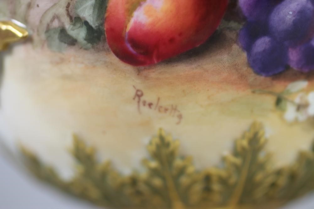 A ROYAL WORCESTER CHINA VASE Image