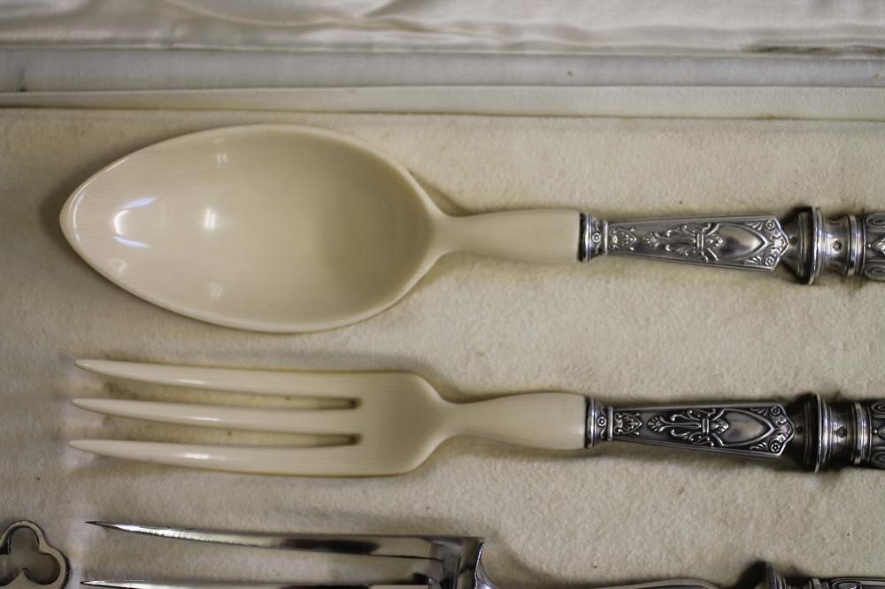 A FRENCH SILVER SERVING SET Image