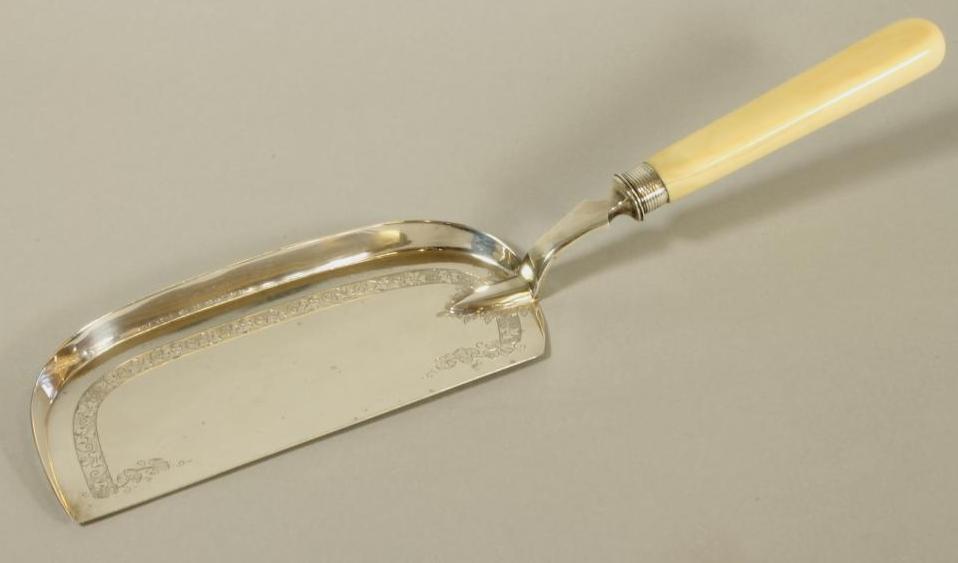 A SILVER CRUMB SCOOP Image