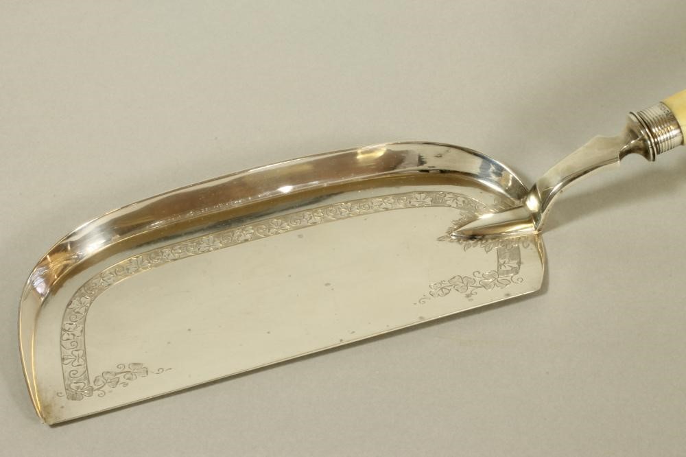 A SILVER CRUMB SCOOP Image