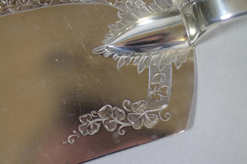 A SILVER CRUMB SCOOP Image