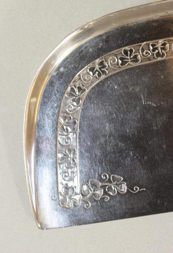 A SILVER CRUMB SCOOP Image