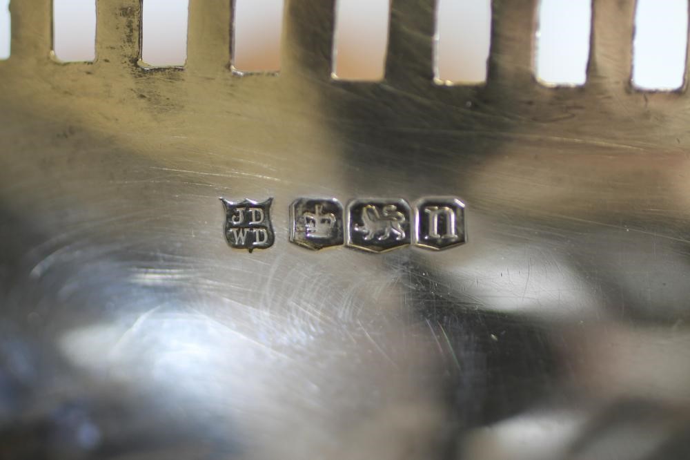 A SMALL SILVER BASKET Image