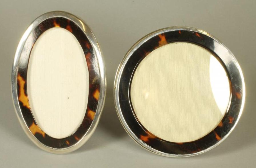 AN EASEL BACK SILVER PHOTOGRAPH FRAME Image