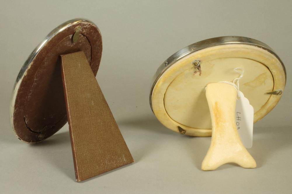 AN EASEL BACK SILVER PHOTOGRAPH FRAME Image