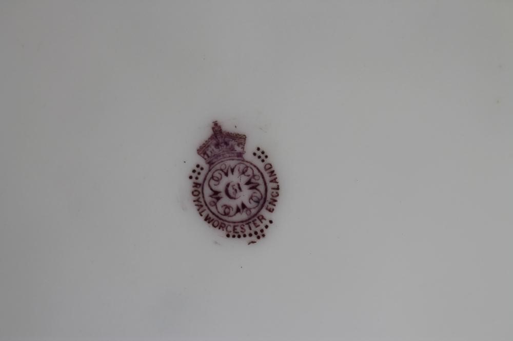 A ROYAL WORCESTER CHINA CABINET PLATE Image