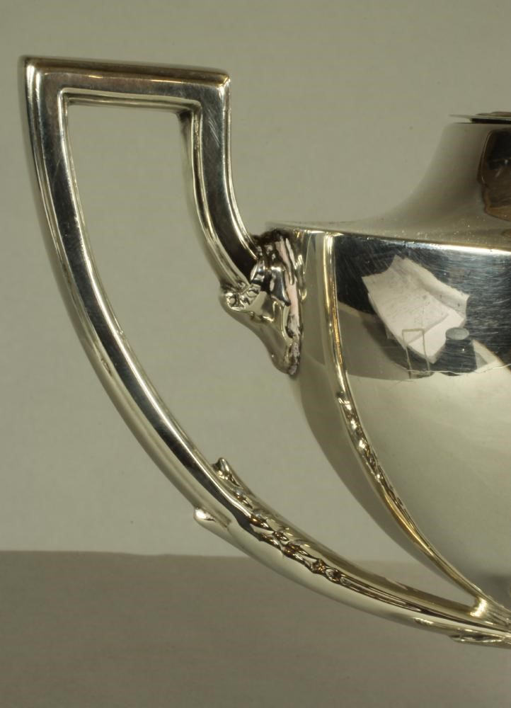 AN EDWARDIAN SILVER ADAM STYLE SAUCE TUREEN AND COVER Image
