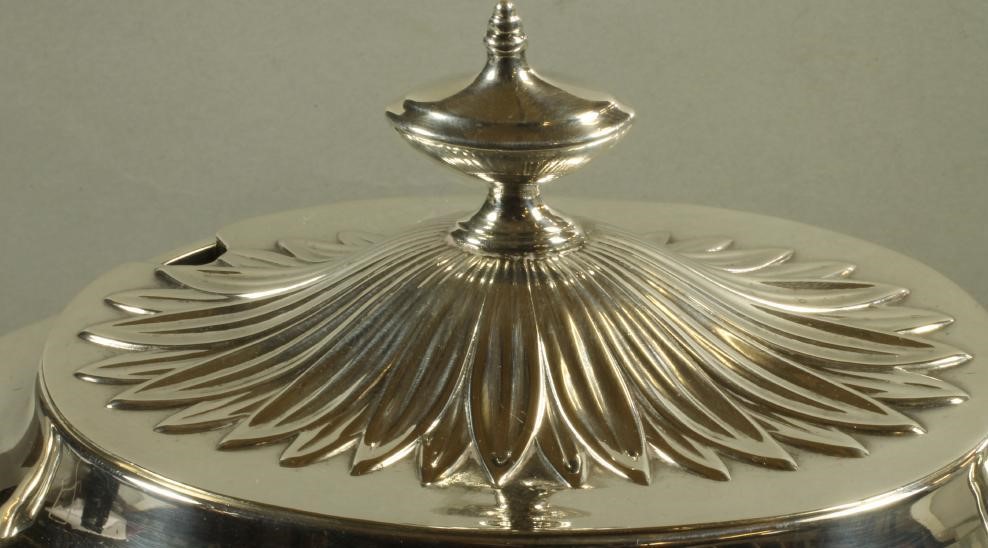 AN EDWARDIAN SILVER ADAM STYLE SAUCE TUREEN AND COVER Image