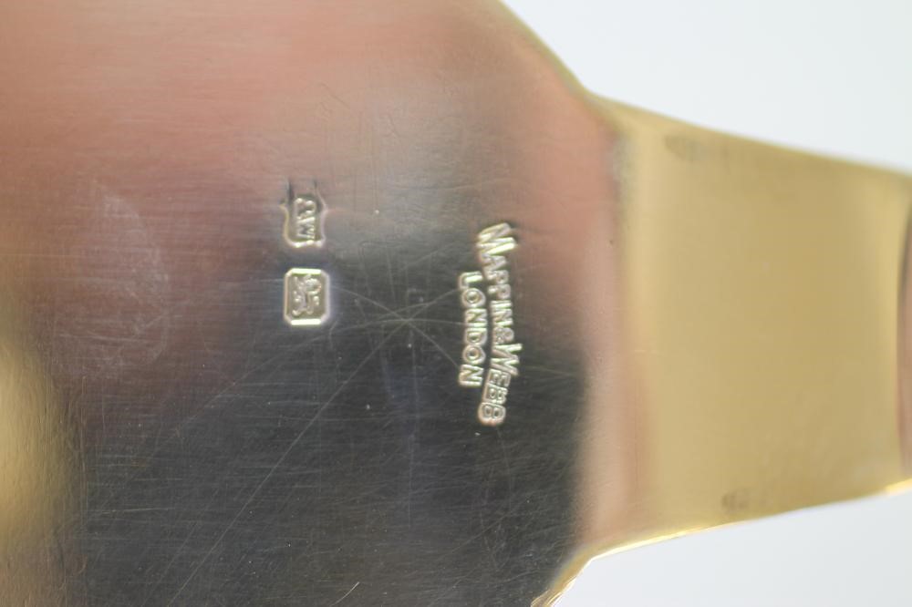 AN EDWARDIAN CLEAR GLASS CLARET JUG Image